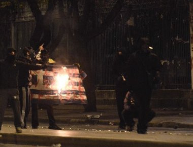 Συνελήφθη αυτός που έκαψε την ελληνική Σημαία στο Πολυτεχνείο